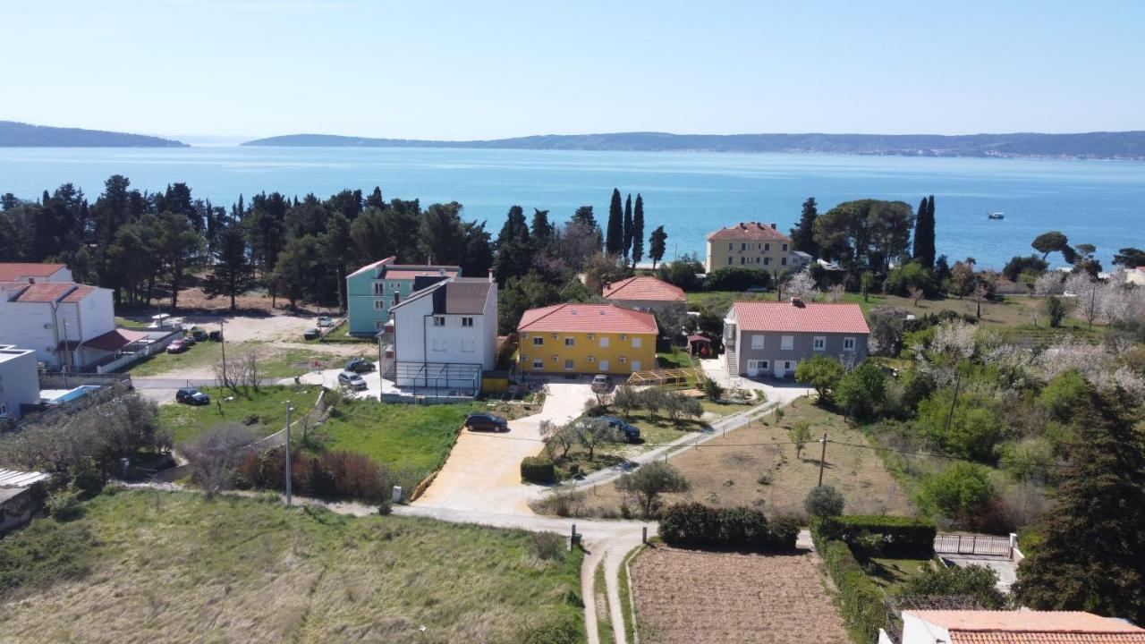 Spacious Apartment Close To The Sea In Split Area Kaštela Exterior foto